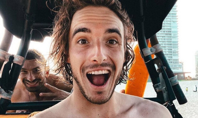 Στέφανος Τσιτσιπάς: Δες τον να τραγουδάει σε μαγαζί της Μυκόνου