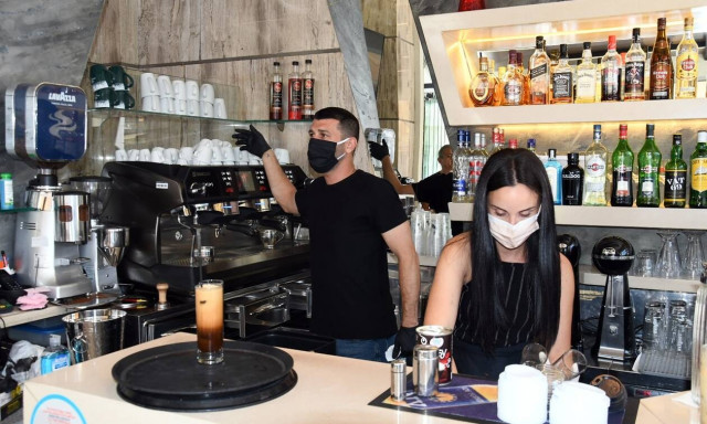 Κορονοϊός - Eξαδάκτυλος: Γιατί πρέπει να προτιμάμε μάσκα αντί προσωπίδας