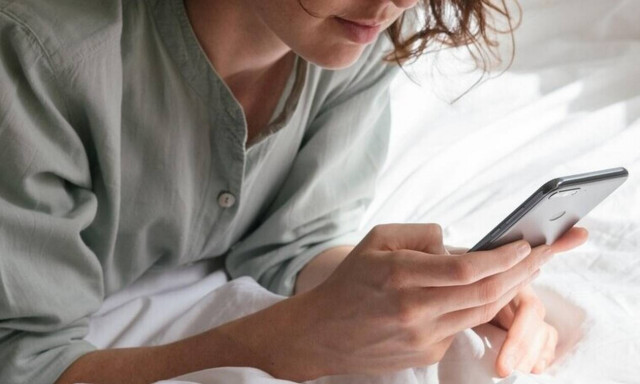 Βρήκαμε πώς θα προστατευθείς από το μπλε φως που εκπέμπει το κινητό σου