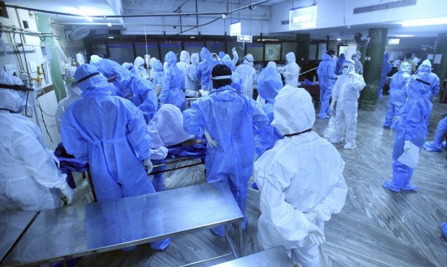 Αεροπορική τραγωδία στην Ινδία: Θρήνος στα συντρίμμια - Στους 18 οι νεκροί 