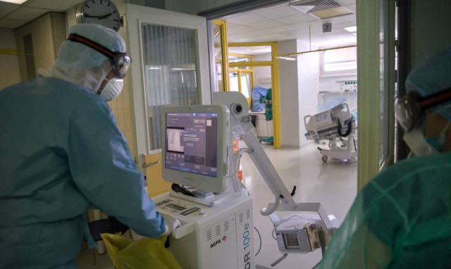 Κορονοϊός - Λάρισα: Διασωληνώθηκαν δύο ασθενείς που κόλλησαν στον γάμο στον Αμπελώνα