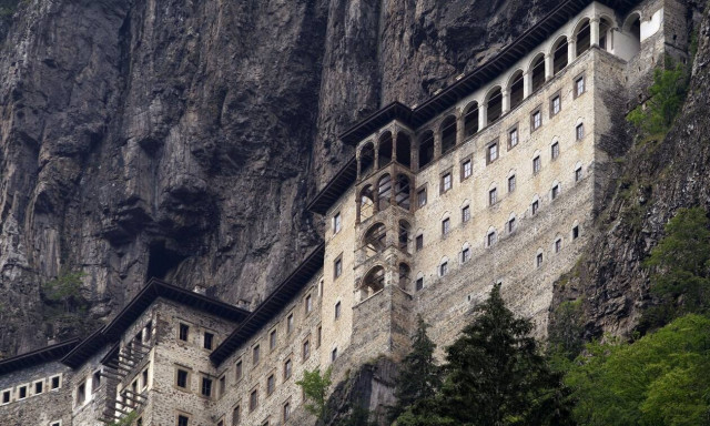 Παναγία Σουμελά: Βανδάλισαν τοιχογραφίες της ιστορικής μονής (pics)