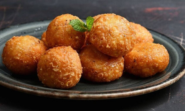 Πανεύκολη συνταγή για τυροκροκέτες με 2 υλικά από τον Άκη Πετρετζίκη