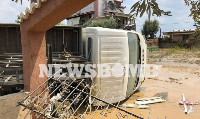 Πλημμύρες Εύβοια – Συγκίνηση: Διασώστης φιλάει μωράκι πριν το παραδώσει στους δικούς του