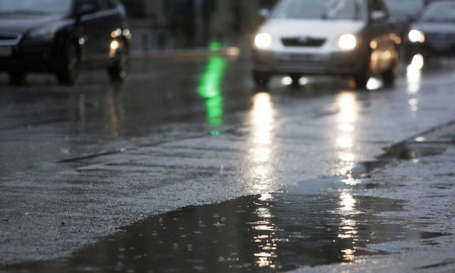 Καιρός - «Άνοιξαν» οι ουρανοί στη Θεσσαλονίκη: Έπεσαν δέντρα και έκλεισε η Μουδανιών