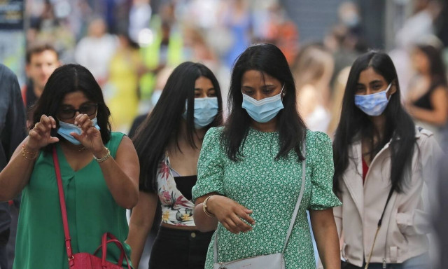 Κορονοϊός: Πότε μεταδίδεται περισσότερο από άτομο σε άτομο