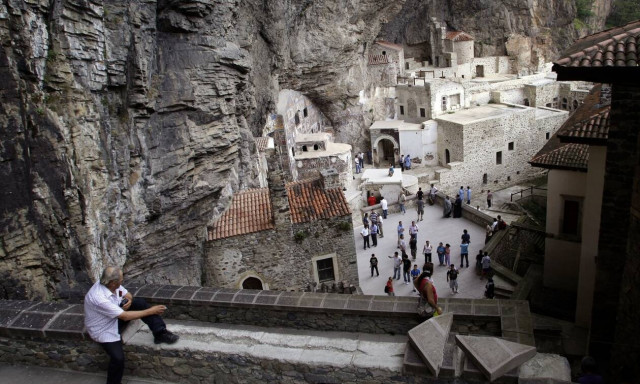 Βανδαλισμοί στην Παναγία Σουμελά: Την αποκατάσταση των αγιογραφιών ζητά ο Χαρακόπουλος (pics)