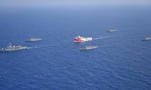 Τουρκική προπαγάνδα: Το Oruc Reis «περικυκλωμένο» από τουρκικά πολεμικά πλοία