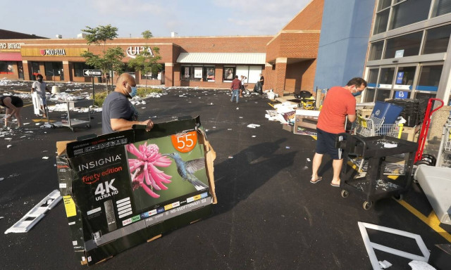 Λεηλασίες και πυροβολισμοί στο Σικάγο - Τουλάχιστον 100 συλλήψεις (vids)