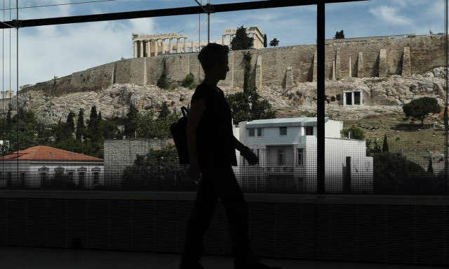 Κορονοϊός: Τρομάζει η διασπορά στην Αττική – Νέοι που επιστρέφουν από τα νησιά τα κρούσματα