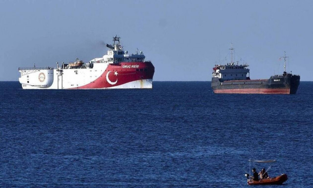 Oruc Reis: Τουρκικά πολεμικά σε ελληνικές φρεγάτες - «Είστε εντός τουρκικής ΑΟΖ»