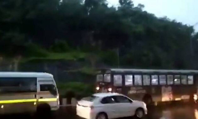 Ανυποψίαστοι οδηγοί γλιτώνουν στο «τσακ» από την καταστροφή! 