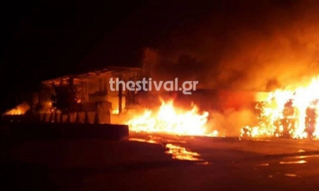 Θεσσαλονίκη: Πανικός από πυρκαγιά - Κινδύνευσαν 4 άτομα (vid)
