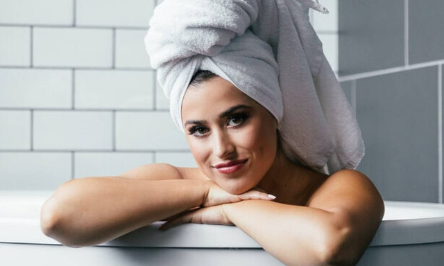 Γιατί απαγορεύεται να ξεπλένεις τα μαλλιά σου με καυτό νερό; 