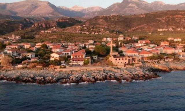 Καρδαμύλη: Το χωριό που λατρεύει η ελληνική τηλεόραση από ψηλά (video)