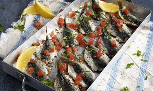 Πεντανόστιμη συνταγή: Ψητές σαρδέλες από τον Άκη Πετρετζίκη