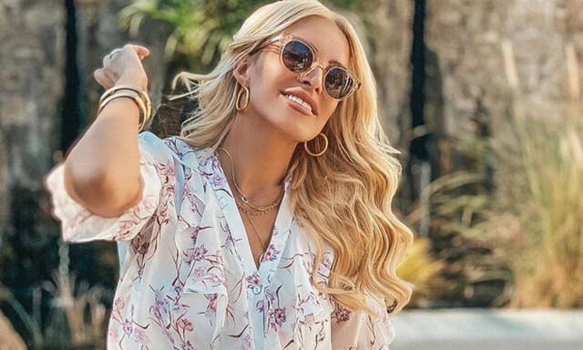 Η σέξι πόζα της Κατερίνας Καινούργιου με ολόσωμο μαγιό