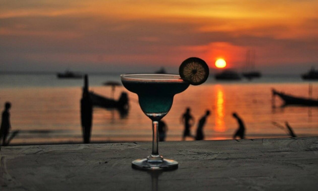 Κορονοϊός: Κλείνουν τα μπαρ και τα πάρτι συνεχίζονται στις παραλίες (vids+pics)