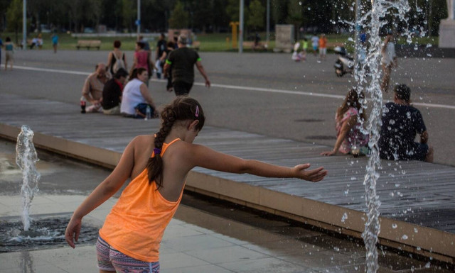 Καιρός: Ζέστη, μελτέμια και... βροχές μέχρι τον Δεκαπενταύγουστο (ΧΑΡΤΕΣ)