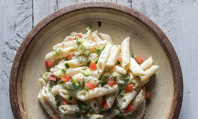 Άκης Πετρετζίκης: Μακαρόνια με τζατζίκι