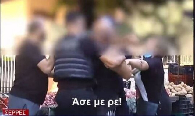 Απίστευτες εικόνες στις Σέρρες: Στα χέρια αστυνομικοί και πολίτες σε λαϊκή για τη χρήση μάσκας