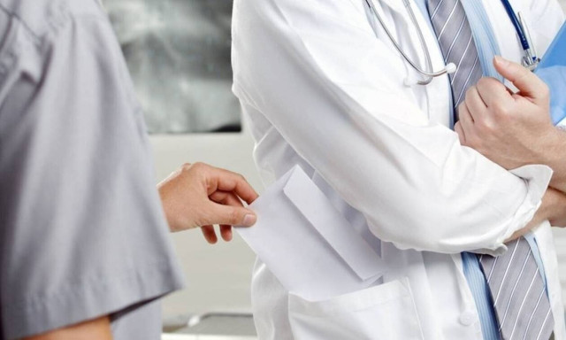 Συνελήφθη γυναικολόγος που ζήτησε φακελάκι από ασθενή για να τη χειρουργήσει