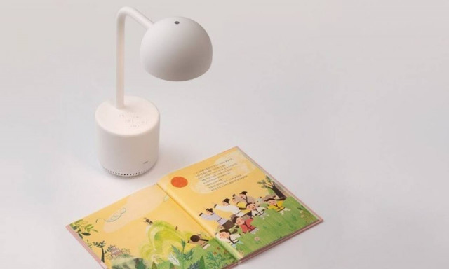 Μια λάμπα «διαβάζει» στα παιδιά τα παραμύθια τους