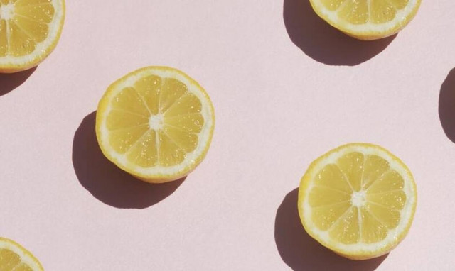 Nερό με λέμόνι: Τι θα σου συμβεί αν πίνεις κάθε μέρα για ένα μήνα;