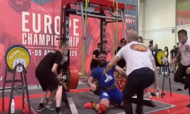 Σοκαριστικό video: Έσπασε τα γόνατα κάνοντας 400 κιλά σκουότ