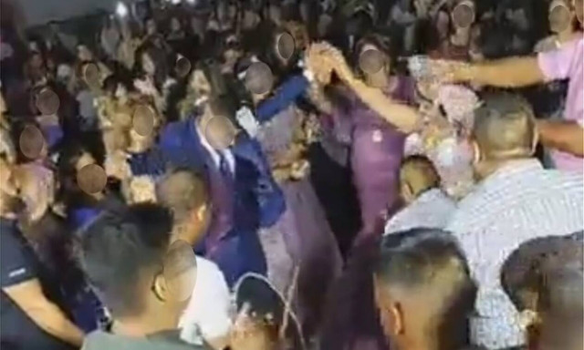 Κορονοϊός - Αλεξανδρούπολη: Απίστευτες εικόνες σε γάμο - Ο ένας πάνω στον άλλο (vid)