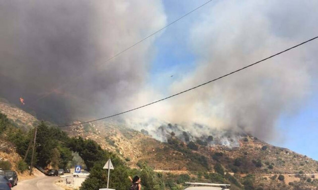 Μαίνεται η φωτιά στη Νάξο - Ενισχύθηκαν οι δυνάμεις - Ισχυροί άνεμοι στην περιοχή