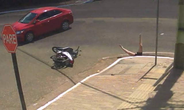 Απίστευτο ατύχημα: Την έριξε στον υπόνομο και την εγκατέλειψε!