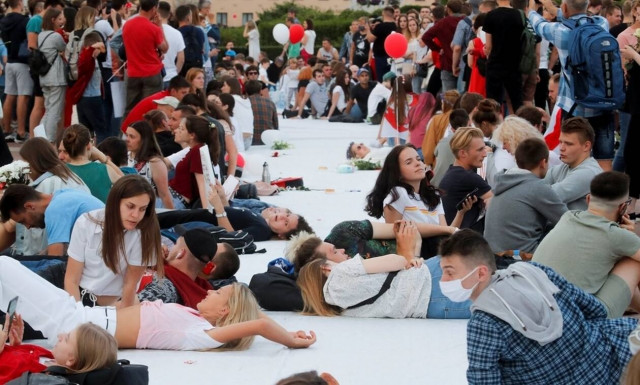 Λευκορωσία: Χιλιάδες διαδηλωτές μπροστά από την έδρα της κρατικής τηλεόρασης