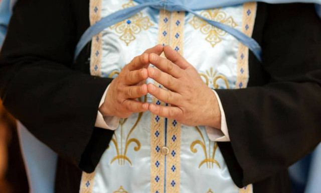 Κάλυμνος: Συνελήφθη παπάς που καλούσε τους πιστούς να μην φοράνε μάσκες τον Δεκαπενταύγουστο