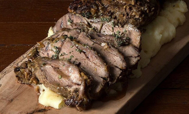 Άκης Πετρετζίκης: Αρνί μπούτι φιλέτο στον φούρνο