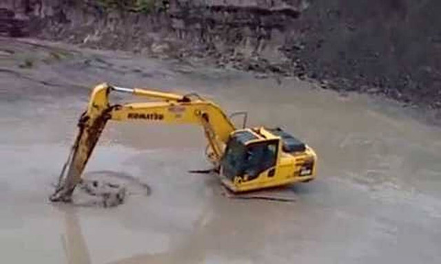 Εκσκαφέας δίνει τρελή μάχη με… κροκόδειλο! (vid)