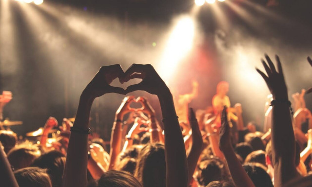 Κορονοϊός: Στη Μύκονο το χαβά τους - Ο κόσμος πεθαίνει κι αυτοί παρτάρουν συνωστισμένοι (vid)