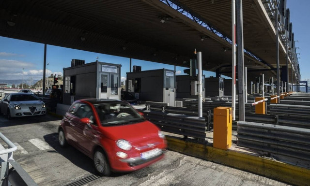 Κίνηση - Επιστρέφουν οι αδειούχοι του Δεκαπενταύγουστου: Πού υπάρχει μποτιλιάρισμα