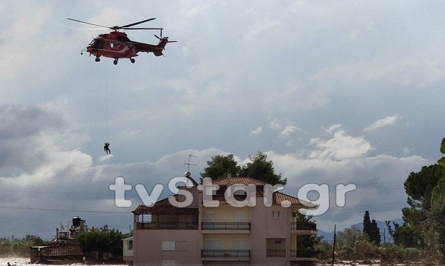 Συγκλονιστικό: Πληγέντες από το Μάτι βοηθούν τους κατοίκους της Εύβοιας