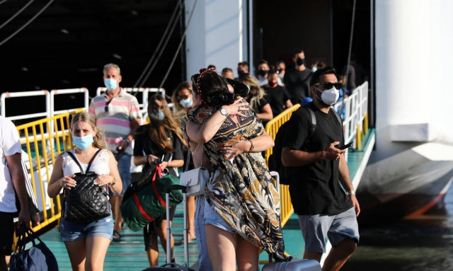 Κορονοϊός: Σε ισχύ η νέα δέσμη μέτρων - Σκέψεις απαγόρευσης μετακινήσεων των εκδρομέων που γυρίζουν