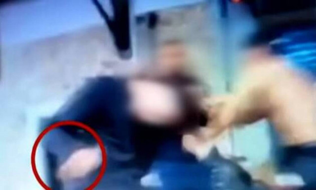 Βίντεο ντοκουμέντο: Η στιγμή που ο 24χρονος Γάλλος καρφώνει με μπουκάλι ομοεθνή του