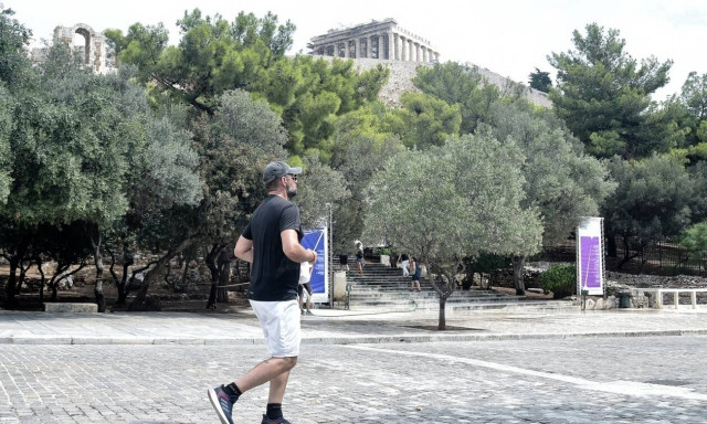 Κορονοϊός - ΠΟΥ: Οι 20χρονοι, 30χρονοι και 40χρονοι είναι τώρα οι κύριοι μεταδότες του ιού