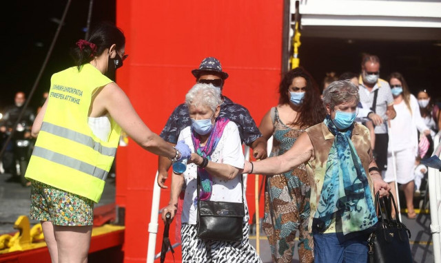 Κορονοϊός: Μόνιμοι οι έλεγχοι στο λιμάνι του Πειραιά σε ταξιδιώτες που επιστρέφουν