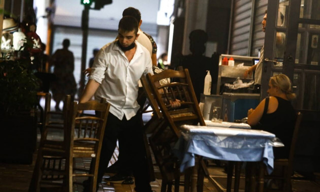 Κορονοϊός: Πόλη - «φάντασμα» η Αθήνα μετά τις 00:00 –Απίστευτες εικόνες με κλειστά εστιατόρια & μπαρ