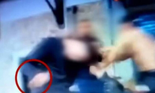 Κρήτη: Σοκαριστικό βίντεο - 24χρονος Γάλλος καρφώνει με μπουκάλι ομοεθνή του