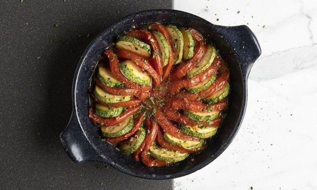 Άκης Πετρετζίκης: Πεντανόστιμο ρατατούι με ντομάτα και κολοκυθάκι 