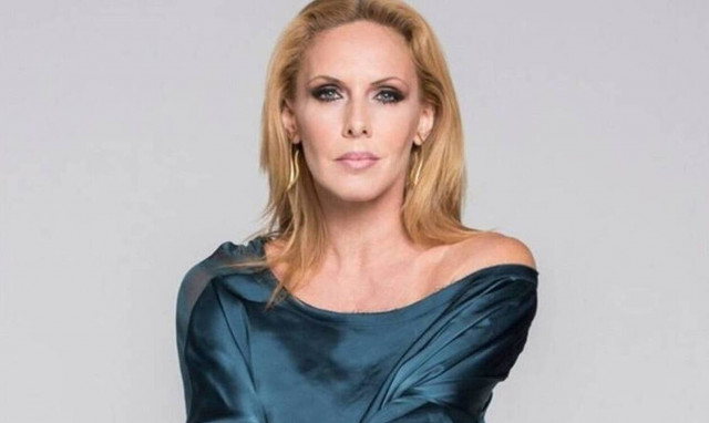 Εβελίνα Παπούλια: Διακοπές στην Ερμιόνη με την κούκλα κόρη της (pics)