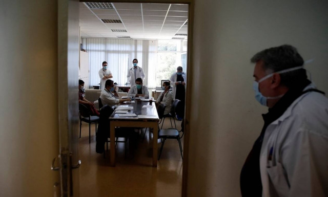 Κορονοϊός: Στα όρια του συναγερμού - Τα νέα μέτρα που επεξεργάζεται η ειδική επιτροπή