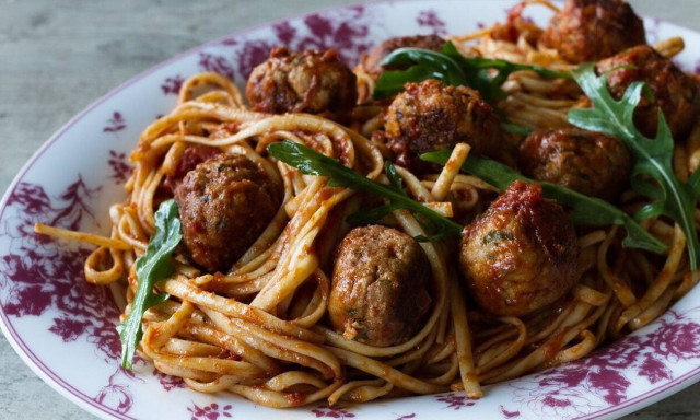 Άκης Πετρετζίκης: Ζυμαρικά με κεφτεδάκια γαλοπούλας