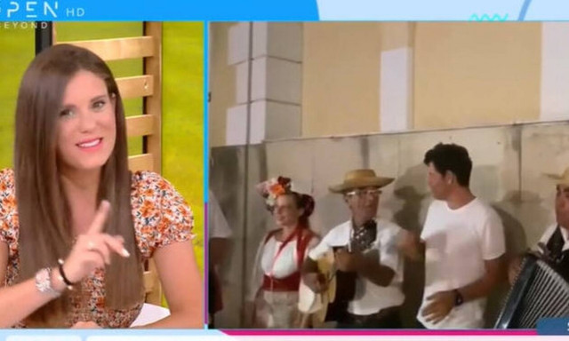 Ο Σάκης Ρουβάς τραγουδάει στα καντούνια της Κέρκυρας και γίνεται χαμός